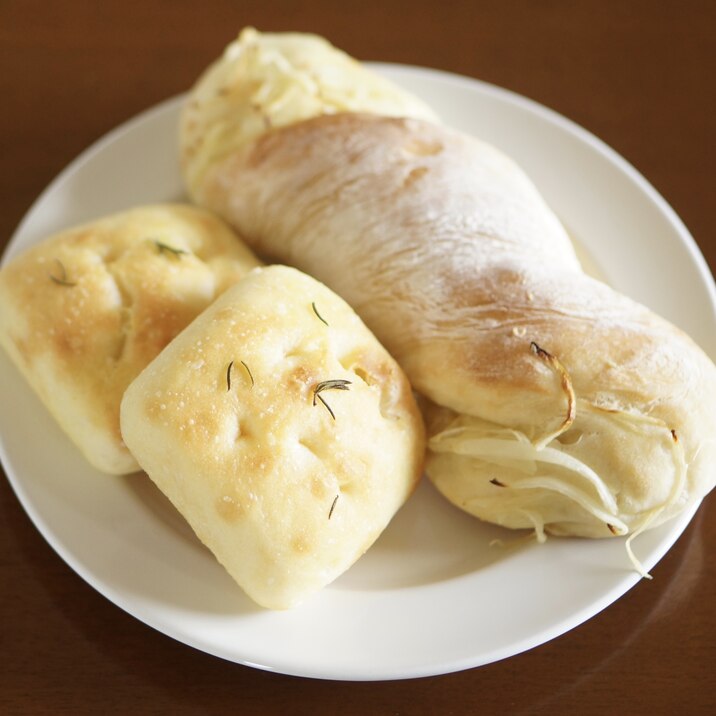 ひとつの生地で 玉ねぎチャバッタとフォカッチャ